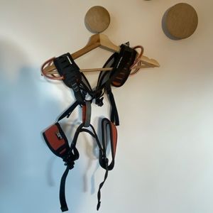 Brand new singing rock climbing harness